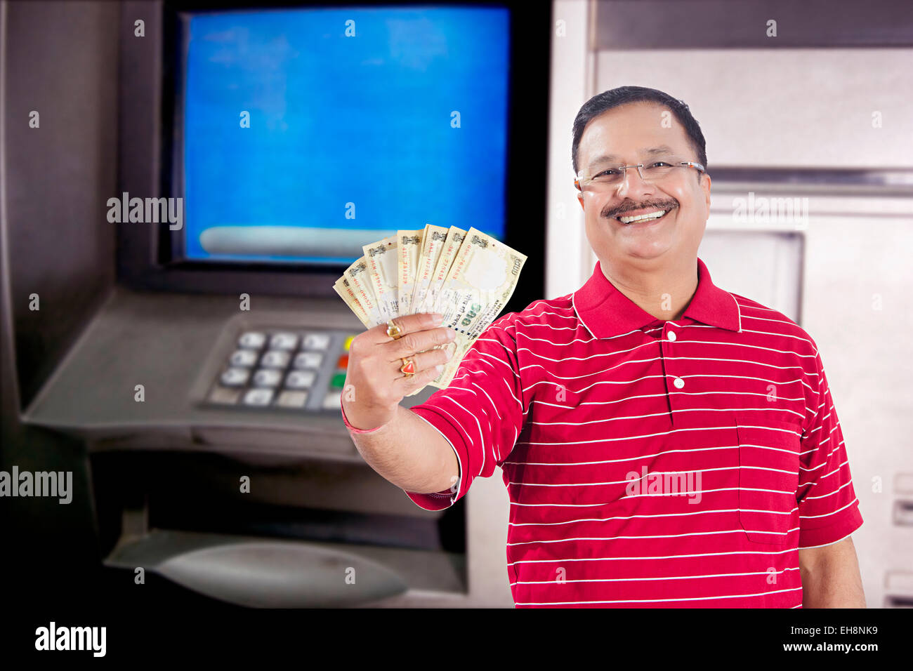 1 indische Senioren erwachsener Mann Geldautomaten Geld zeigen Stockfoto