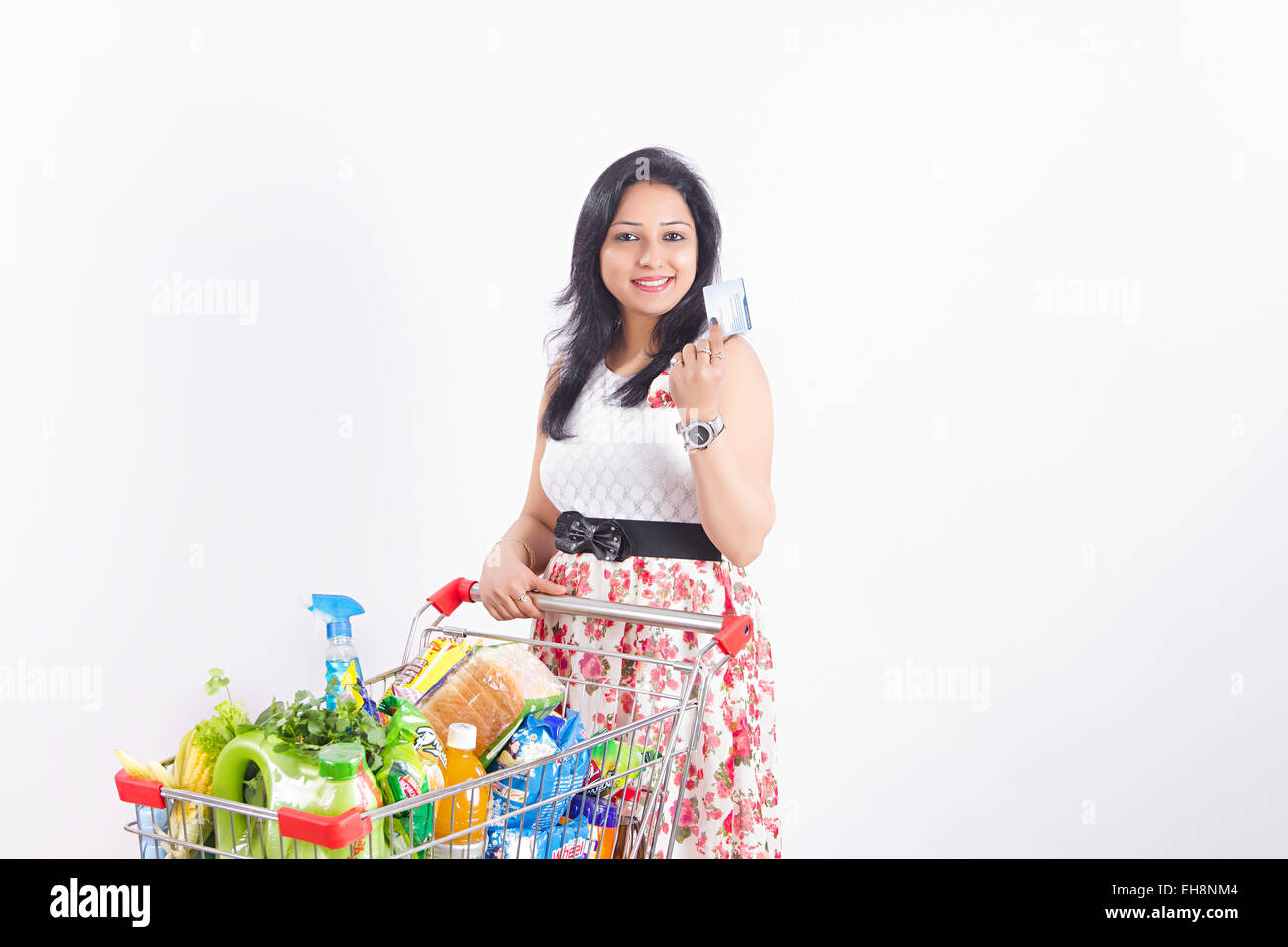 1 Erwachsenen Indianerin Trolley zeigt Online-Shopping Stockfoto