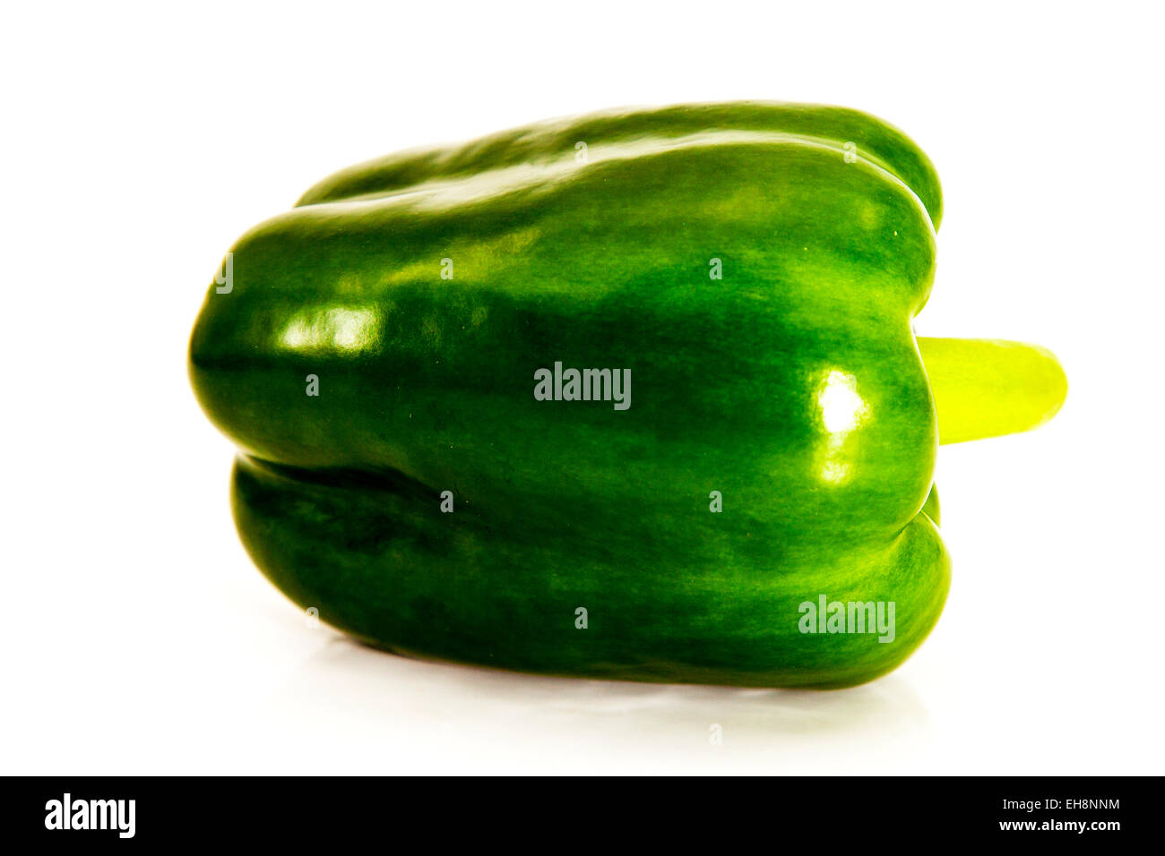 Grüner Pfeffer ganze pflanzliche Nahrung Ausschnitt weiße Hintergrund Kopie Raum isoliert Farbe bunte Produktfarbe bunten Tag fünf Stockfoto