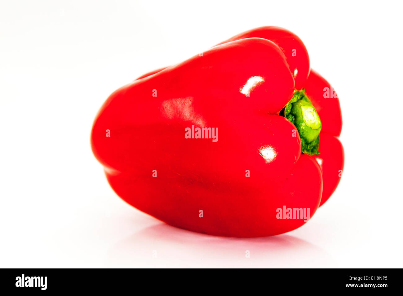 Roter Pfeffer ganze pflanzliche Lebensmittel Produkt Ausschnitt weißen Hintergrund Kopie Raum isoliert Farbe bunt Farbe bunten Tag fünf fiv Stockfoto