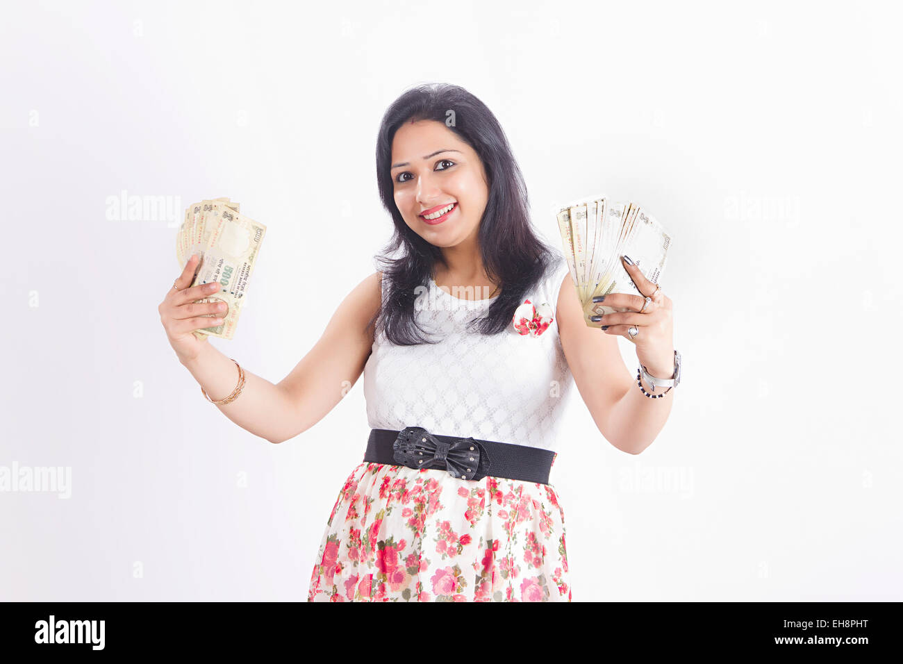 1 indische Erwachsene Frau Geld zeigen Stockfoto