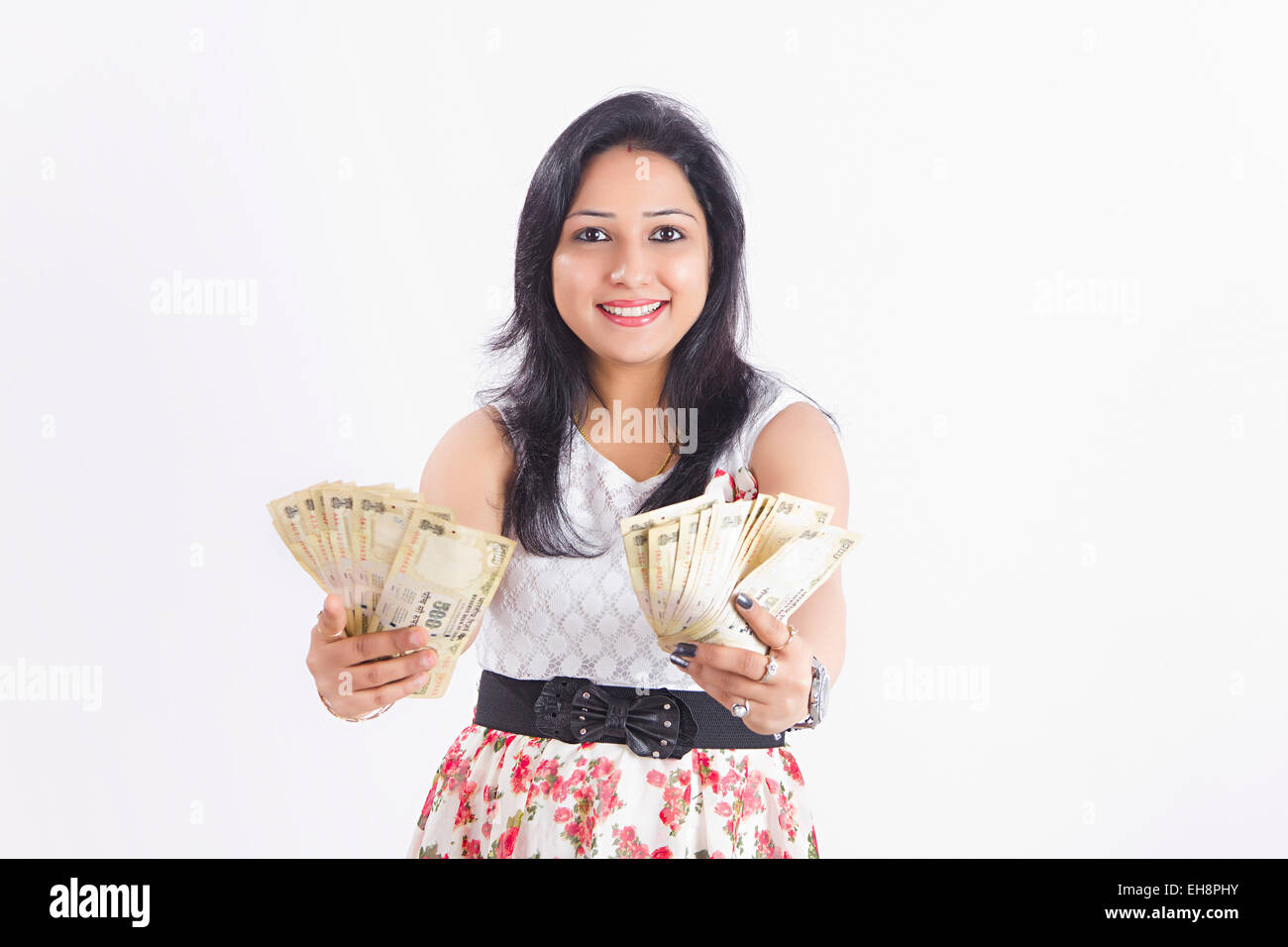 1 indische Erwachsene Frau Geld zeigen Stockfoto