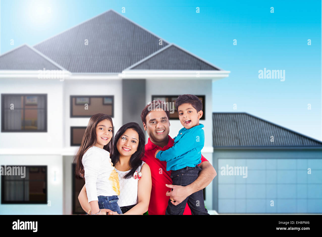 4 indische Kinder und Eltern Hof Zuhause stehen Stockfoto