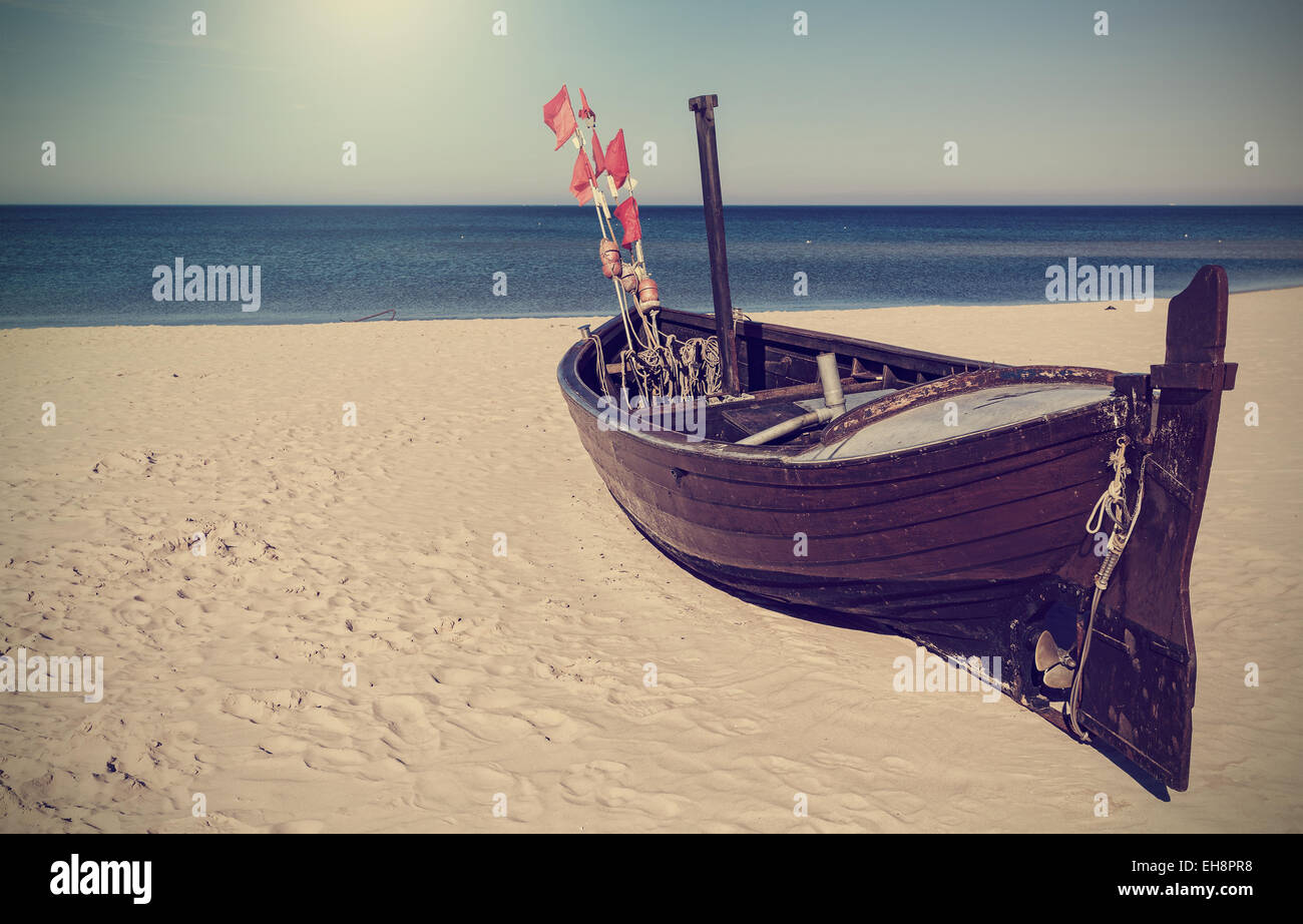 Retro-getönten Bild von Fischerboot am Strand. Stockfoto