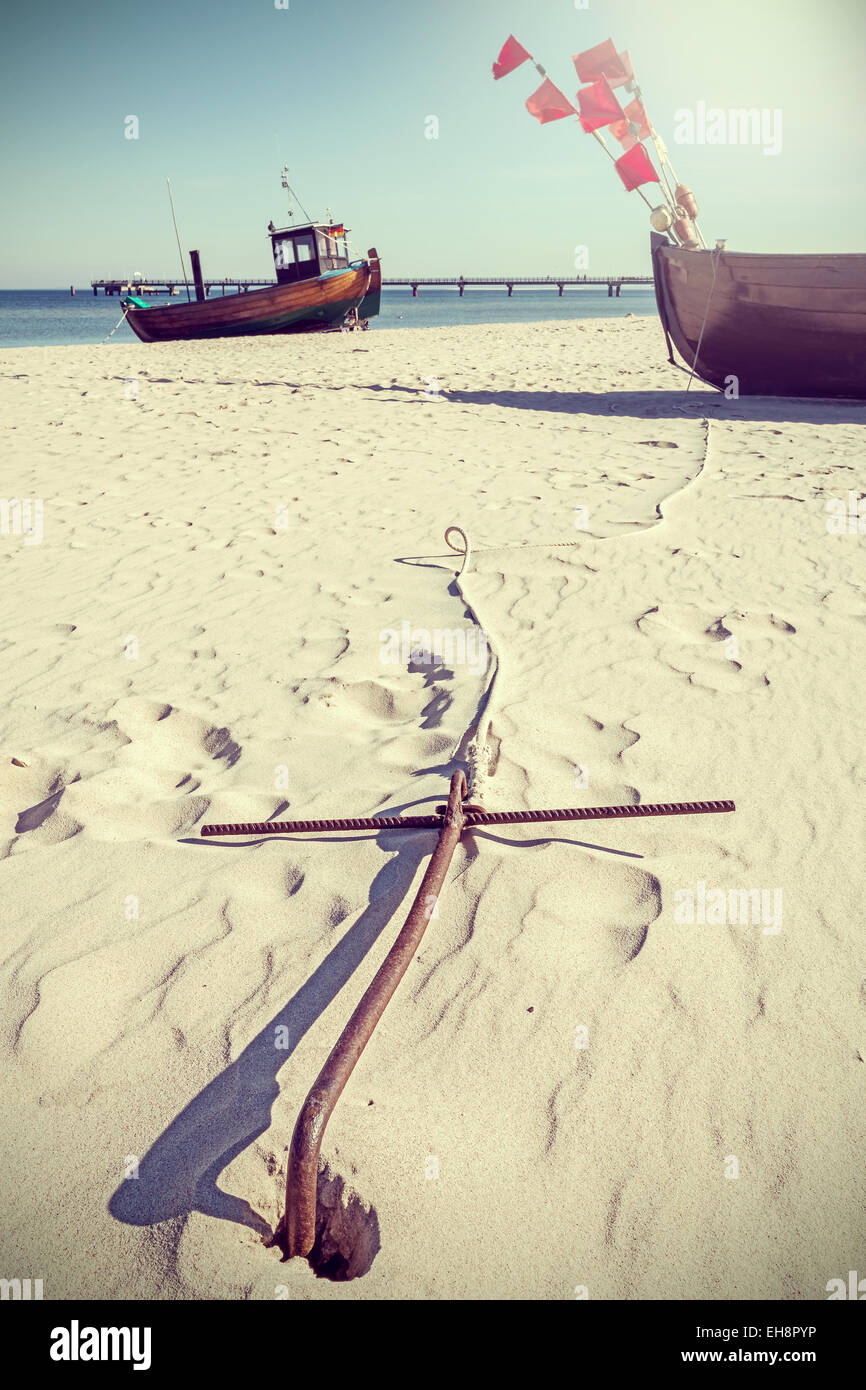 Retro-Stil Foto eines Ankers am Strand. Stockfoto