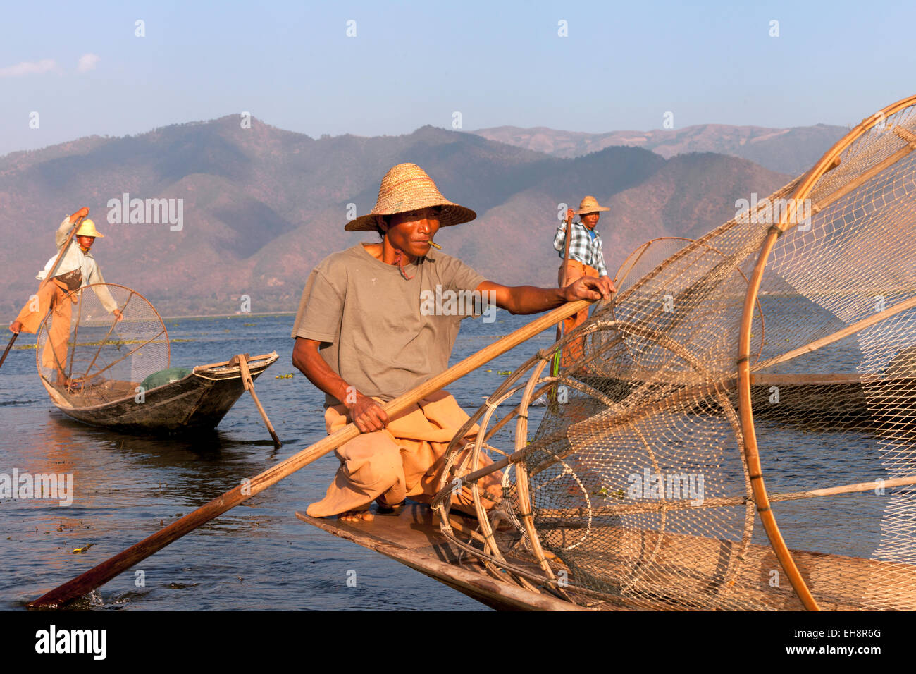Nahaufnahme von drei Fischern am Inle-See, Myanmar (Burma), Asien Stockfoto