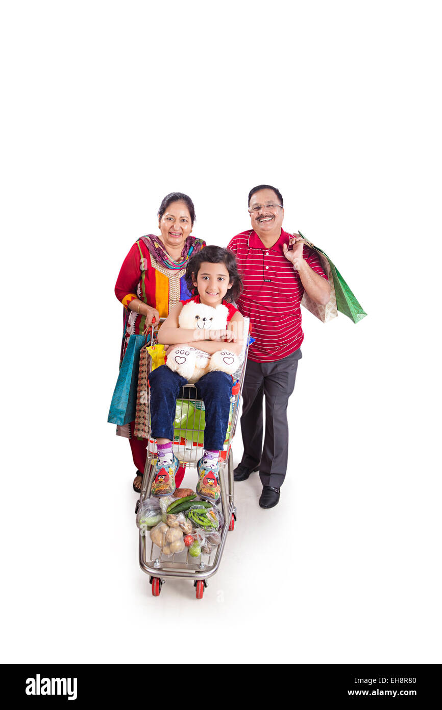 3 indische Großeltern und Kind Enkelin Shopping Trolley Stockfoto