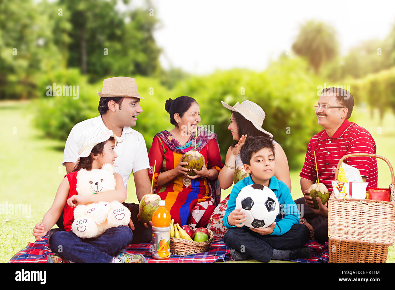 indische Gruppe Massen grand Eltern Park Picknick Stockfoto