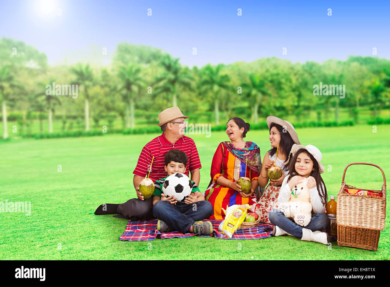 indische Gruppe Massen grand Eltern Park Picknick Stockfoto