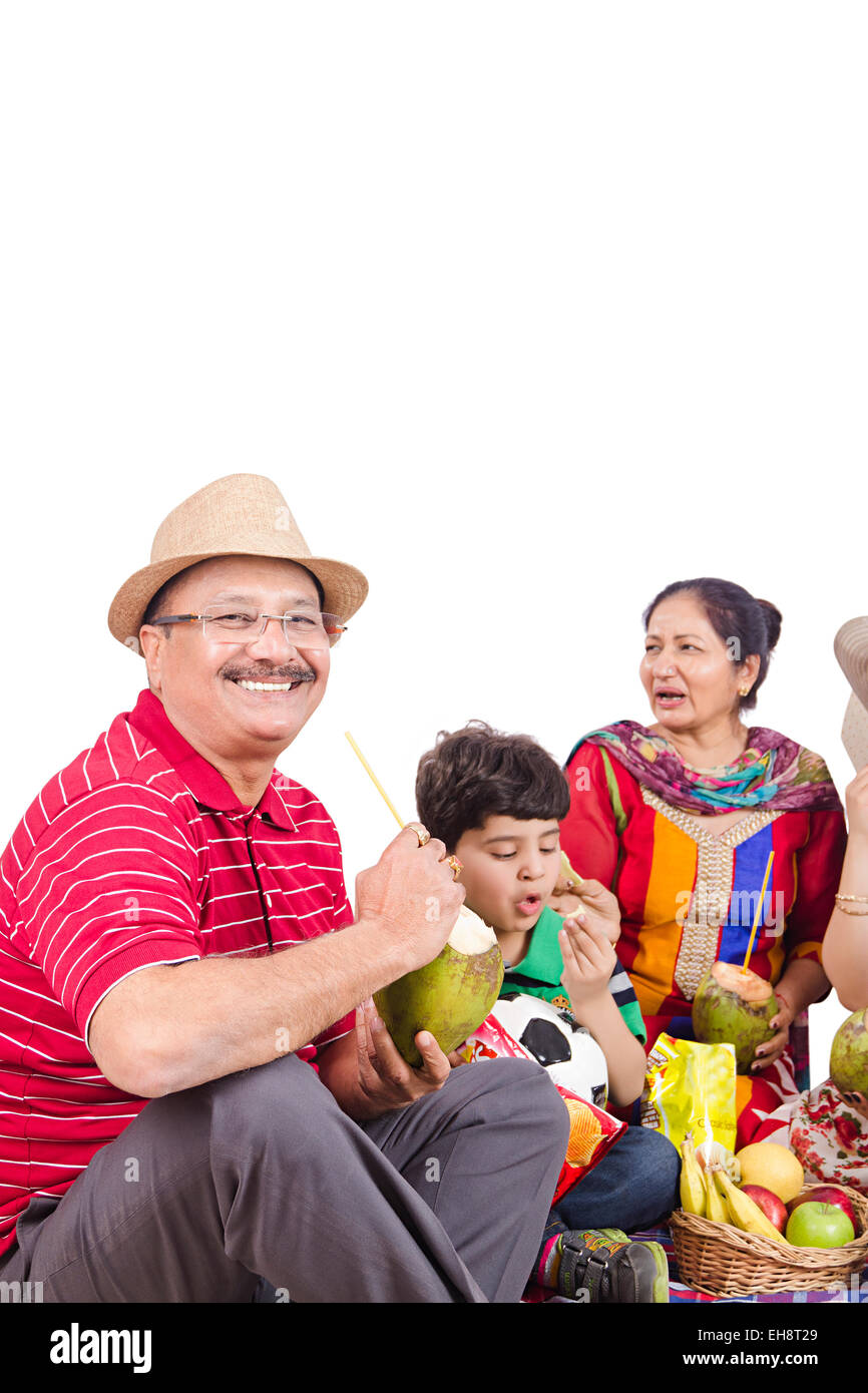 4 indische grand Eltern Picknick Trink-Kokosnuss Früchte Stockfoto