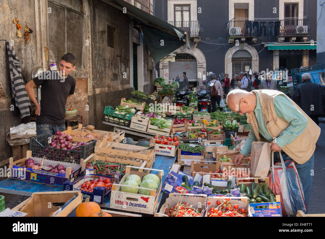 Junger Mann, Verkauf von Obst und Gemüse, Catania Markt Stockfoto