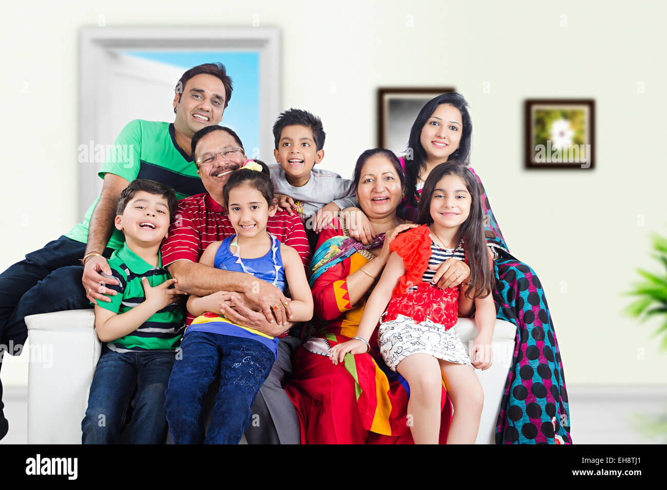 indische Gruppe Menschenmassen grand Eltern gemeinsame Familie Sofa sitzen Stockfoto
