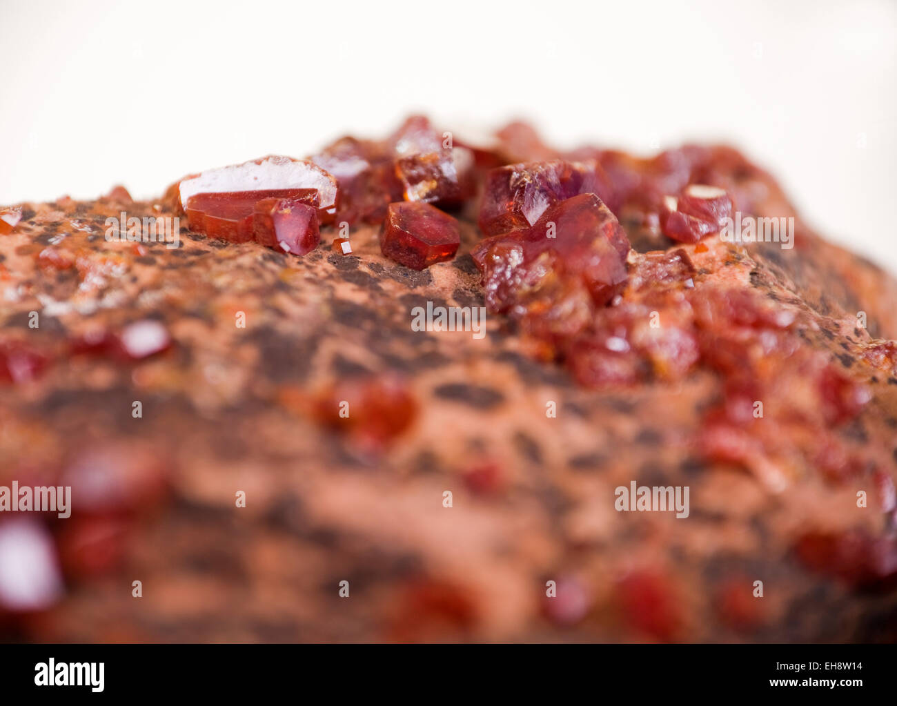 Vanadinit rote Kristalle, Mineral extreme Nahaufnahme Stockfoto