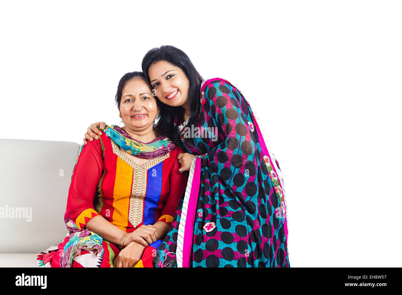 2 indische Erwachsene nur Mutter und Tochter sitzen sofa Stockfoto