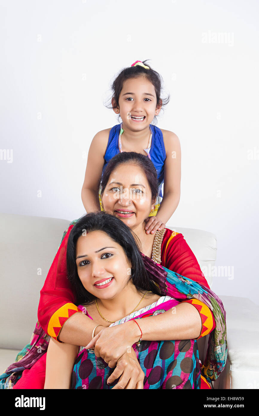3 indische Grand Mutter Enkelin und Mutter sitzen sofa Stockfoto