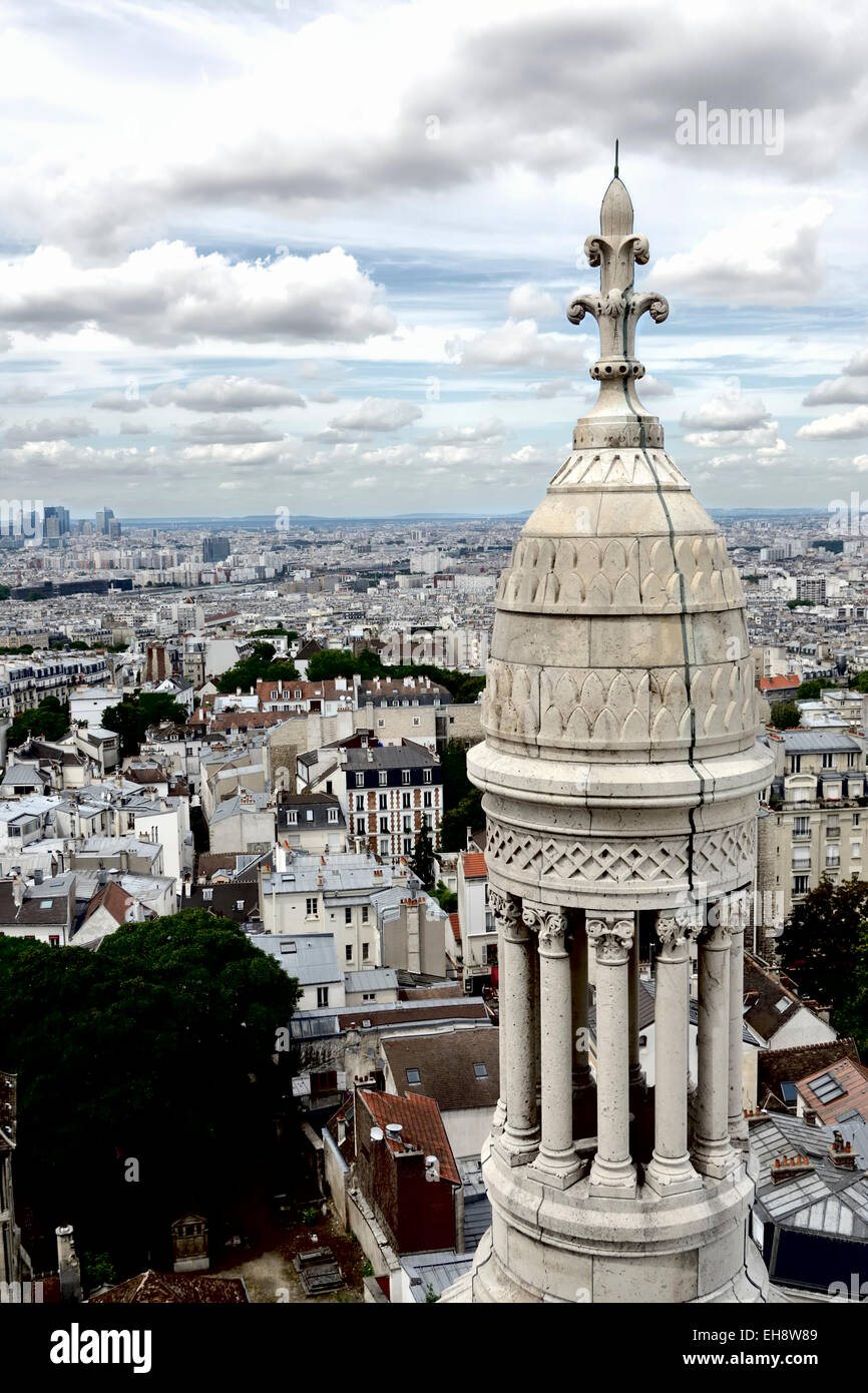 Übersicht über Paris von der Kuppel von Sacre Coeur. La Défense im Hintergrund. Stockfoto