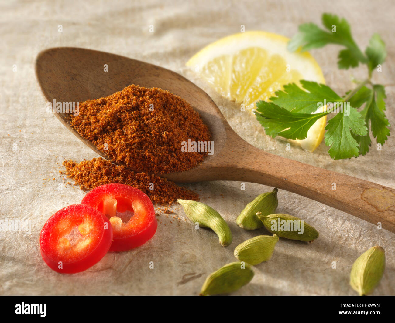 Frische und gemahlenen Chilis mit Kardamom Samen, Zitrone und Koriander. Indische Gewürze. komponierte Anordnung Stockfoto