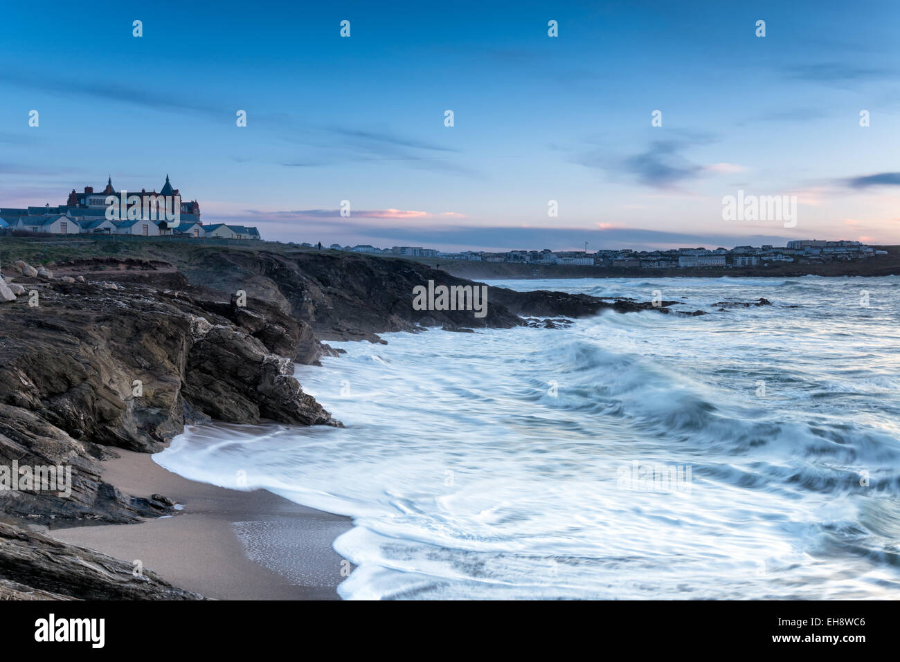 Stürmischer See am Fistral Strand in der Abenddämmerung in Newquay an der Nordküste von Cornwall Stockfoto