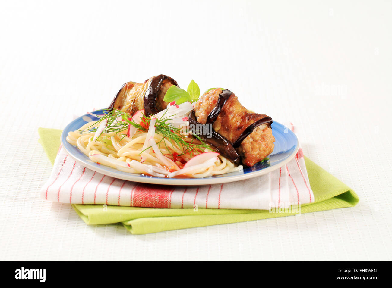 Spaghetti mit Fleischbällchen eingewickelt in Aubergine Stockfoto