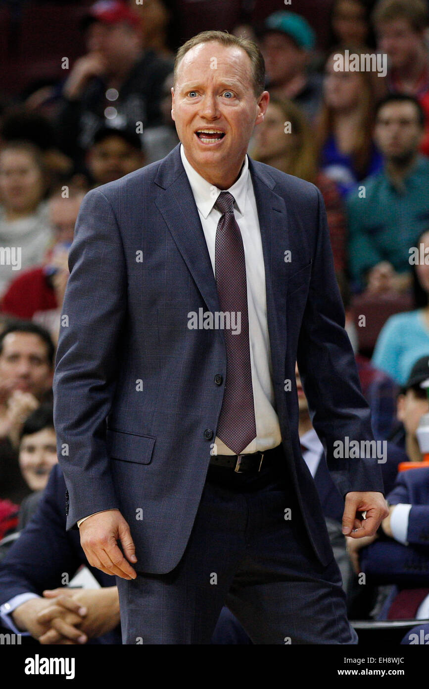 7. März 2015: Atlanta Hawks Cheftrainer Mike Budenholzer während der NBA-Spiel zwischen den Atlanta Hawks und die Philadelphia 76ers im Wells Fargo Center in Philadelphia, Pennsylvania reagiert. Die Philadelphia 76ers gewann 92-84. Stockfoto
