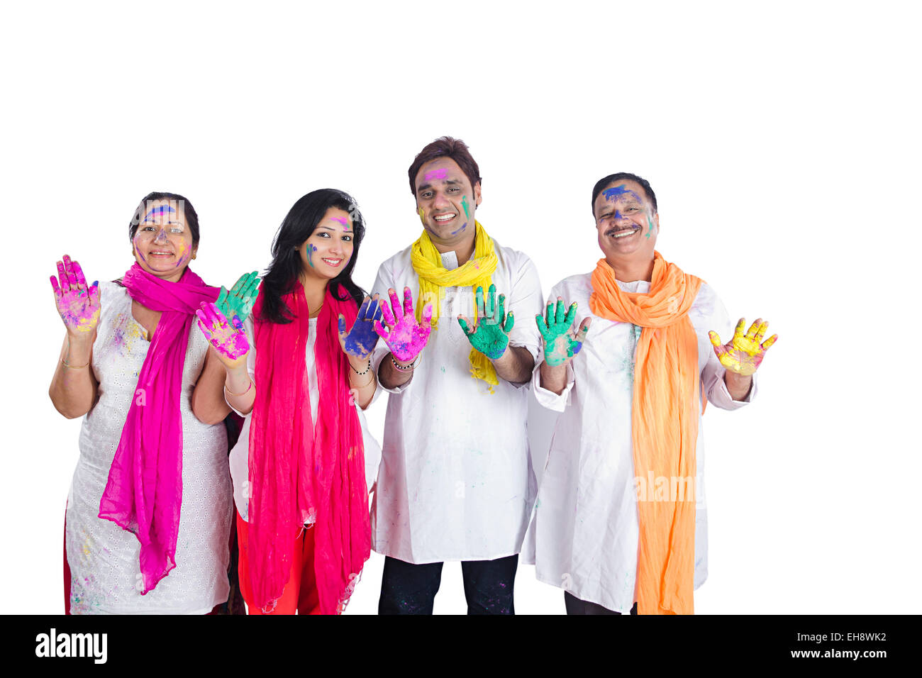 4 indische Erwachsene Eltern Sohn und Schwiegertochter Holi Festival hand zeigen Stockfoto