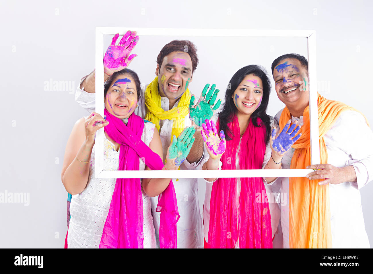 4 indische Erwachsene Eltern Sohn und Schwiegertochter Holi Festival picture Frame anzeigen Stockfoto