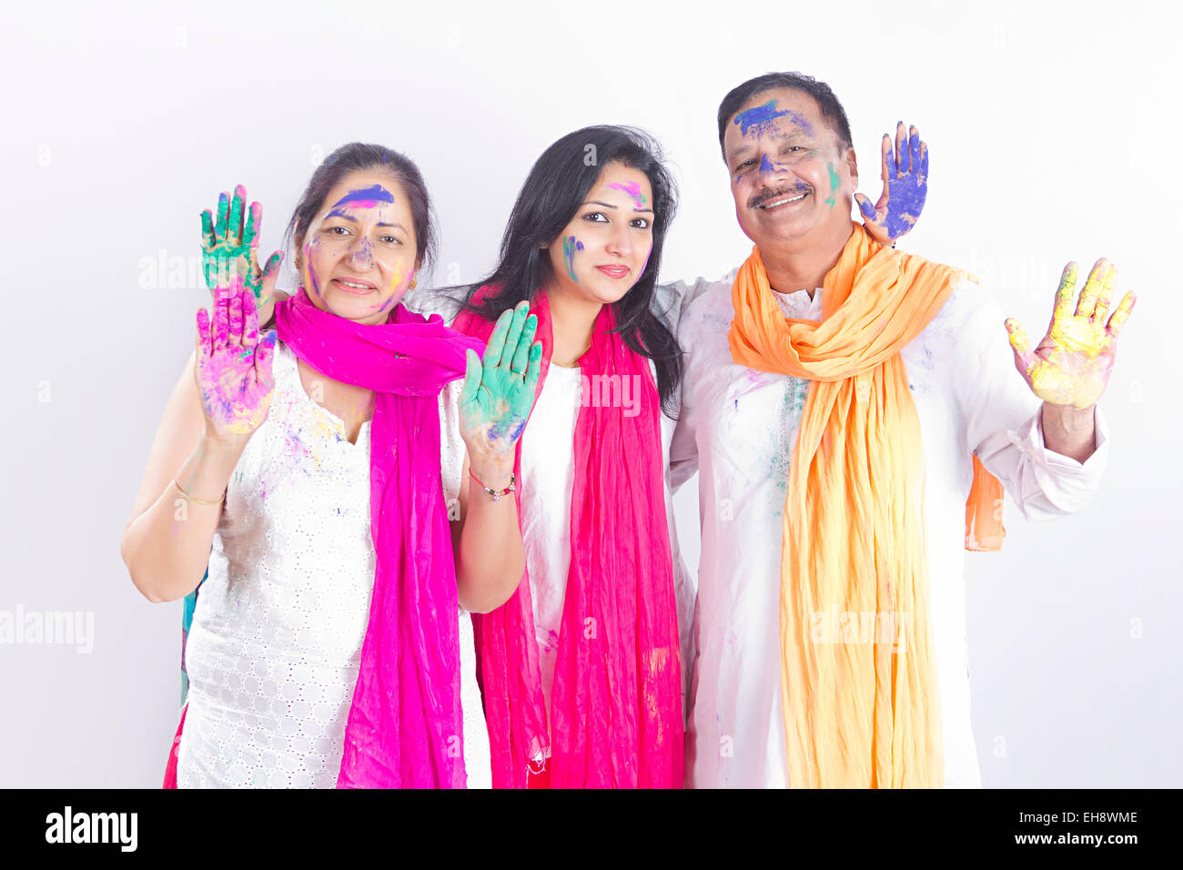 3 indische Erwachsene Eltern und Tochter Holi Festival hand zeigen Stockfoto