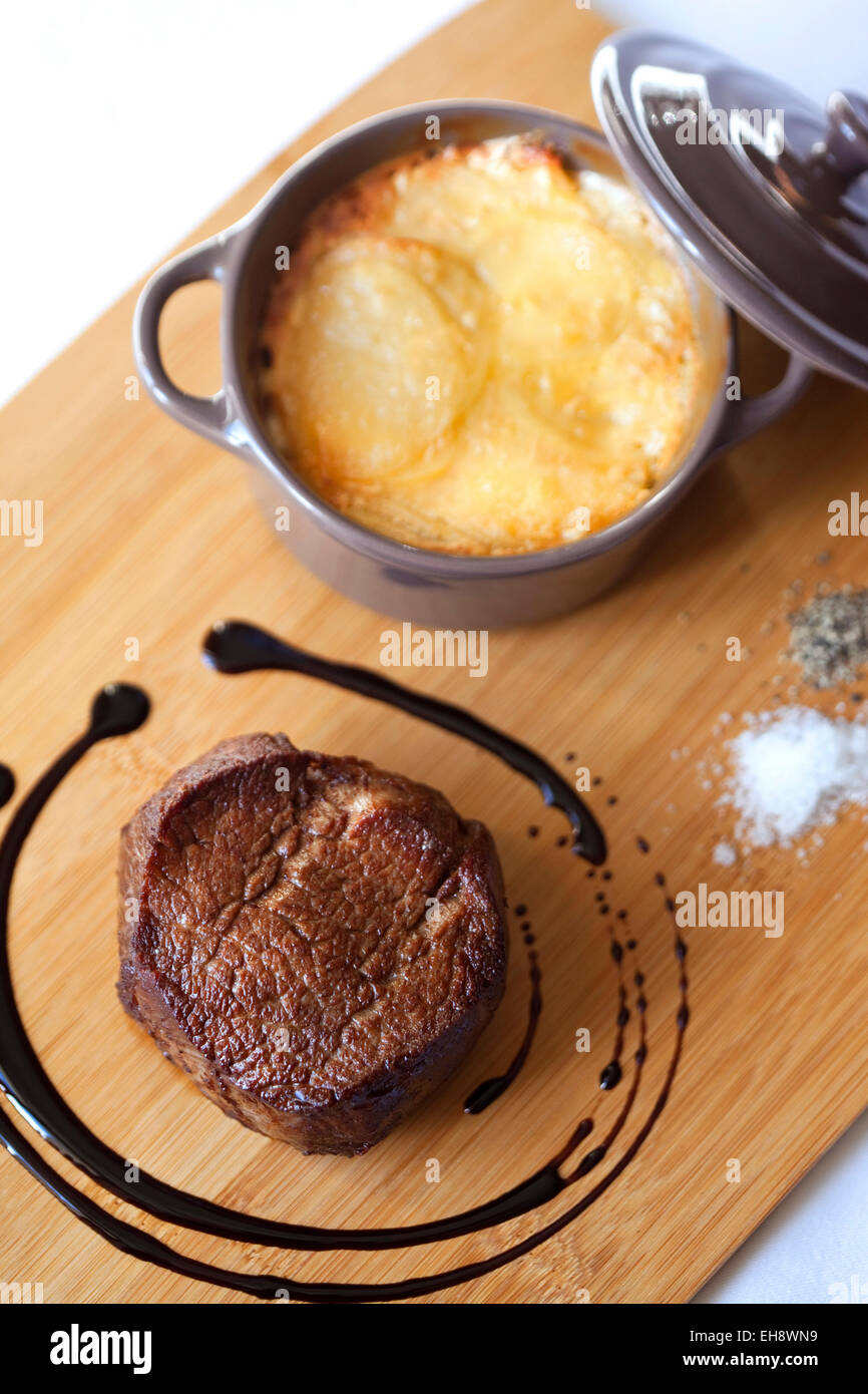 Rindfleisch Filet und Kartoffelgratin auf einem Holzbrett Stockfoto