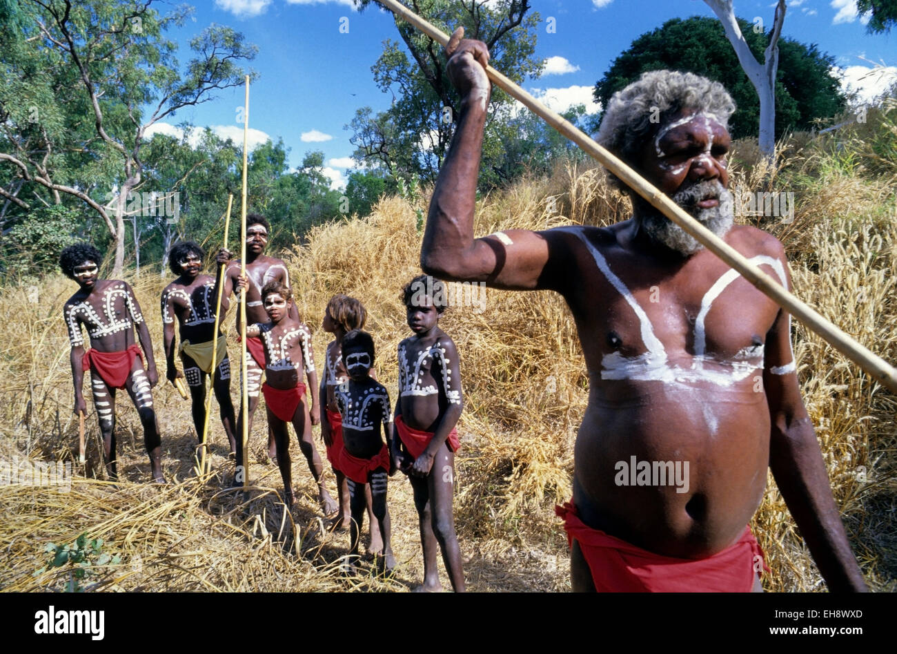 Gruppe der Aborigines trekking in den Busch, Northern Territory, Australien Stockfoto