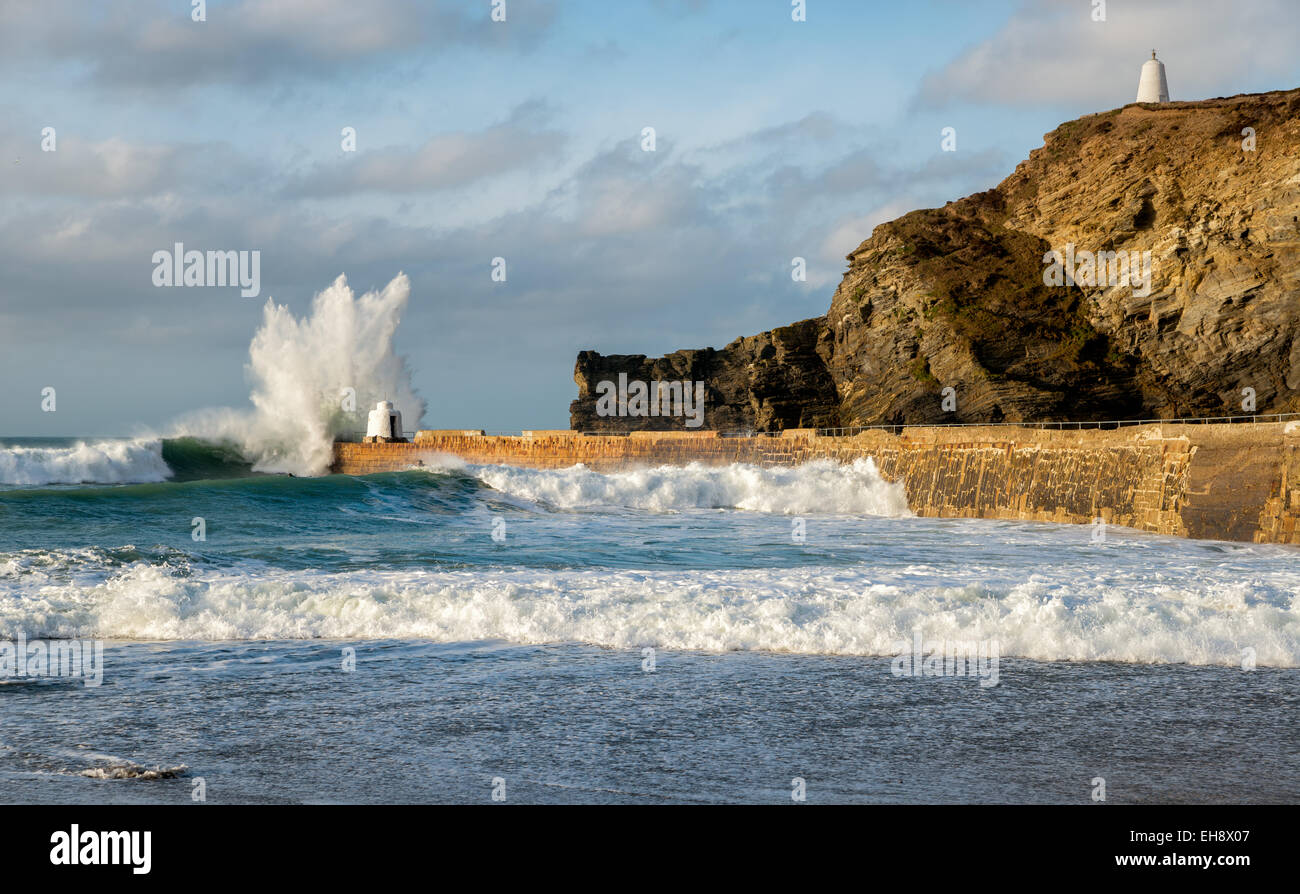 Riesige Wellen, die über die steinernen Pier im Hafen von Portreath an der Küste von Cornwall Stockfoto