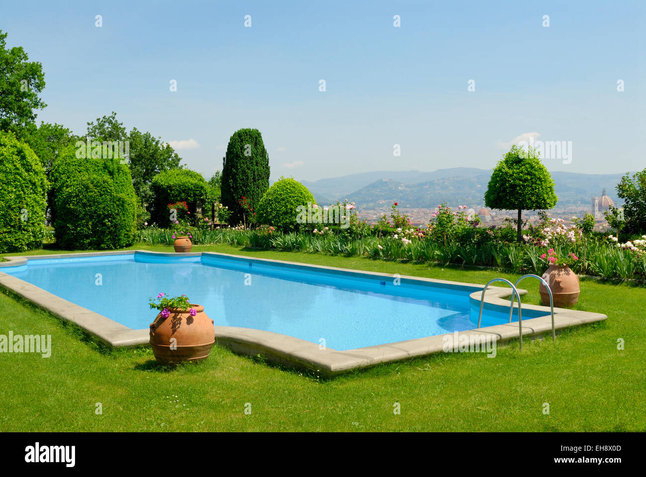 Schwimmbad im Garten mit herrlichem Blick über die Stadt Florenz, Italien Stockfoto