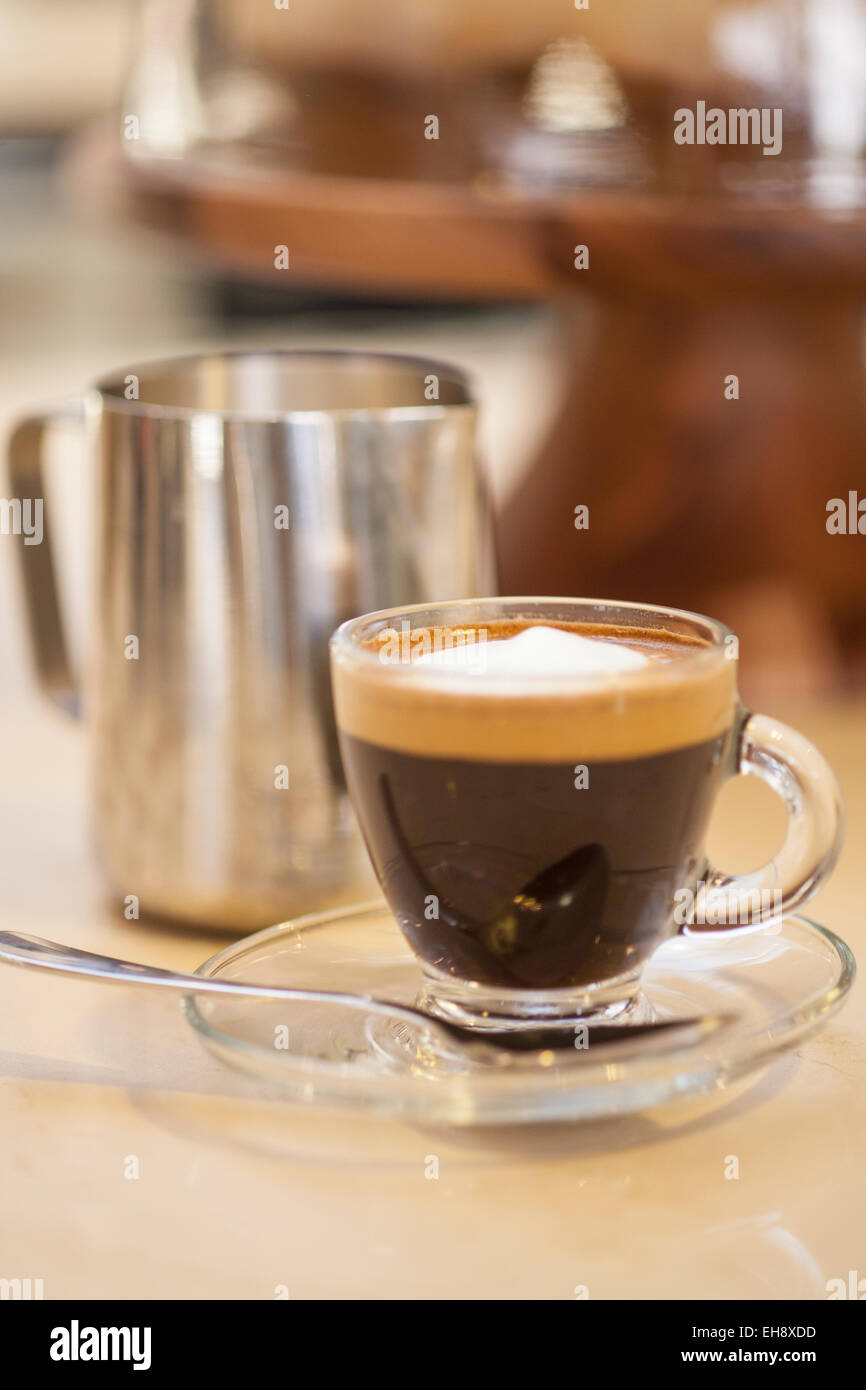 Macchiato mit Schaum, Green Star Coffee, Markthalle Santa Barbara, Santa Barbara, Kalifornien Stockfoto