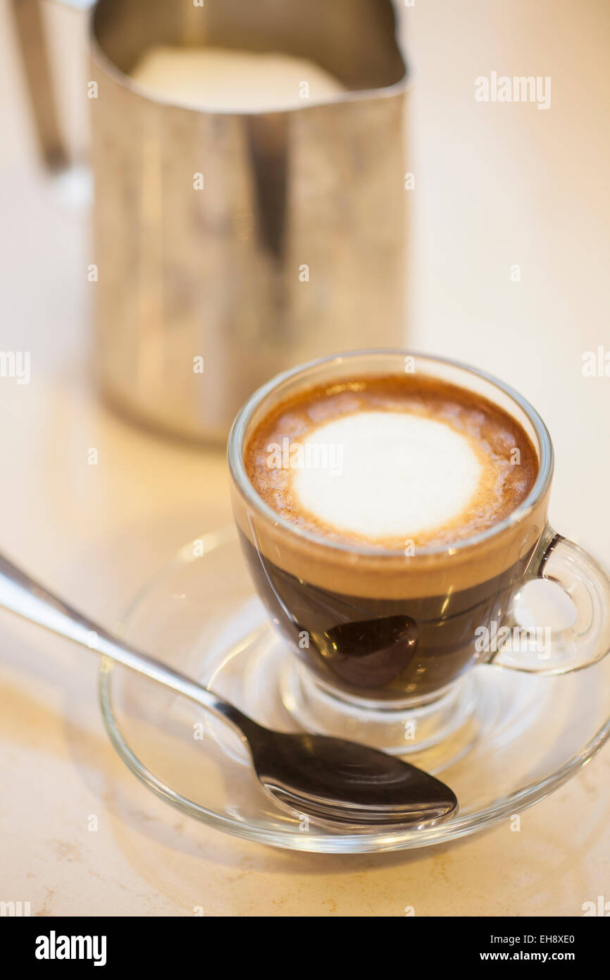 Macchiato mit Schaum, Green Star Coffee, Markthalle Santa Barbara, Santa Barbara, Kalifornien Stockfoto