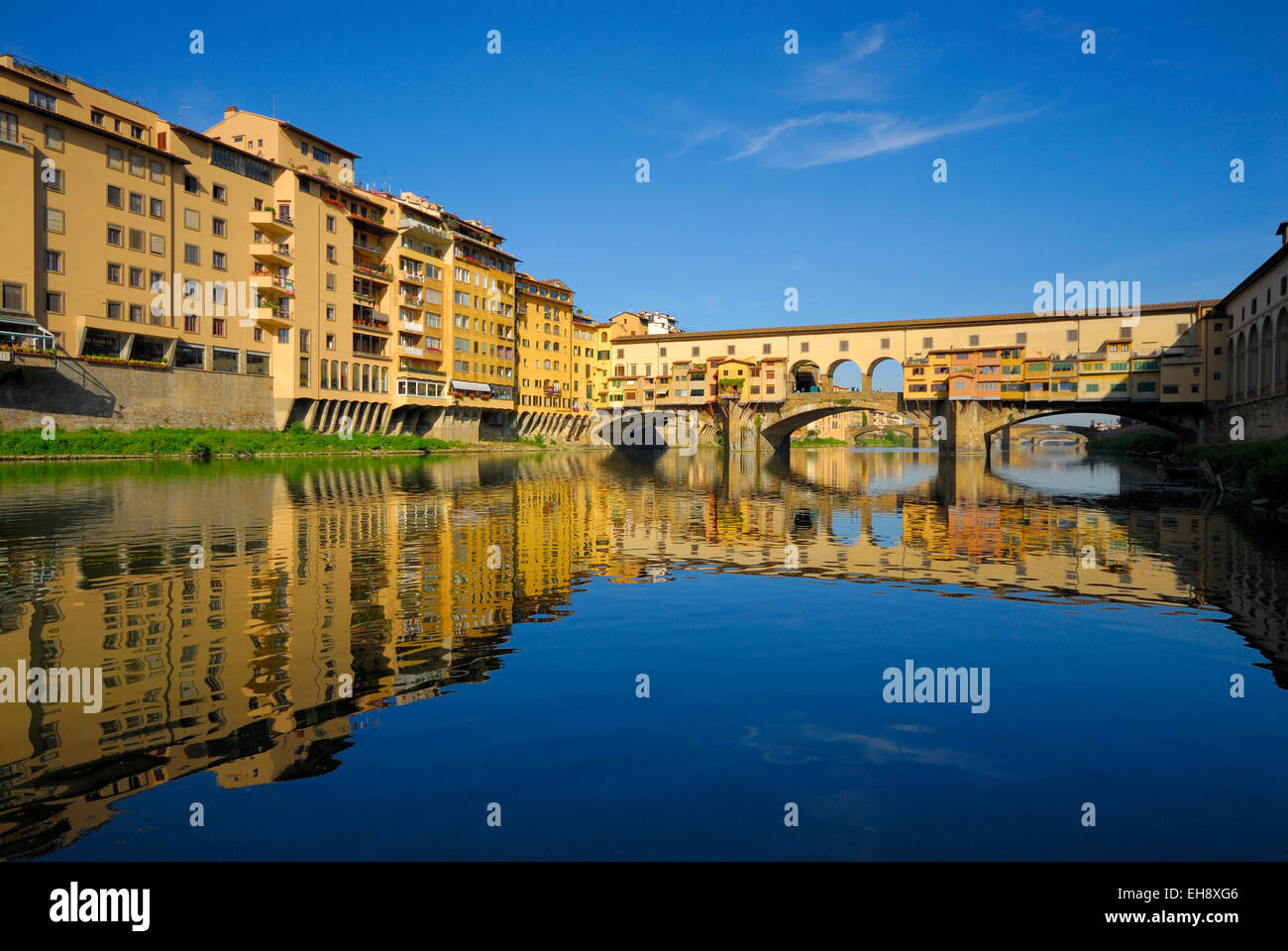 Ponte Vecchio Brücke über den Fluss Arno in der Morgendämmerung, Florenz, Toskana, Italien Stockfoto