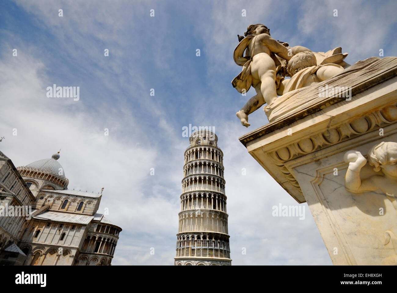 Schiefe Turm von Pisa mit Statue, Pizza del Miracoli, Pisa, Italien Stockfoto