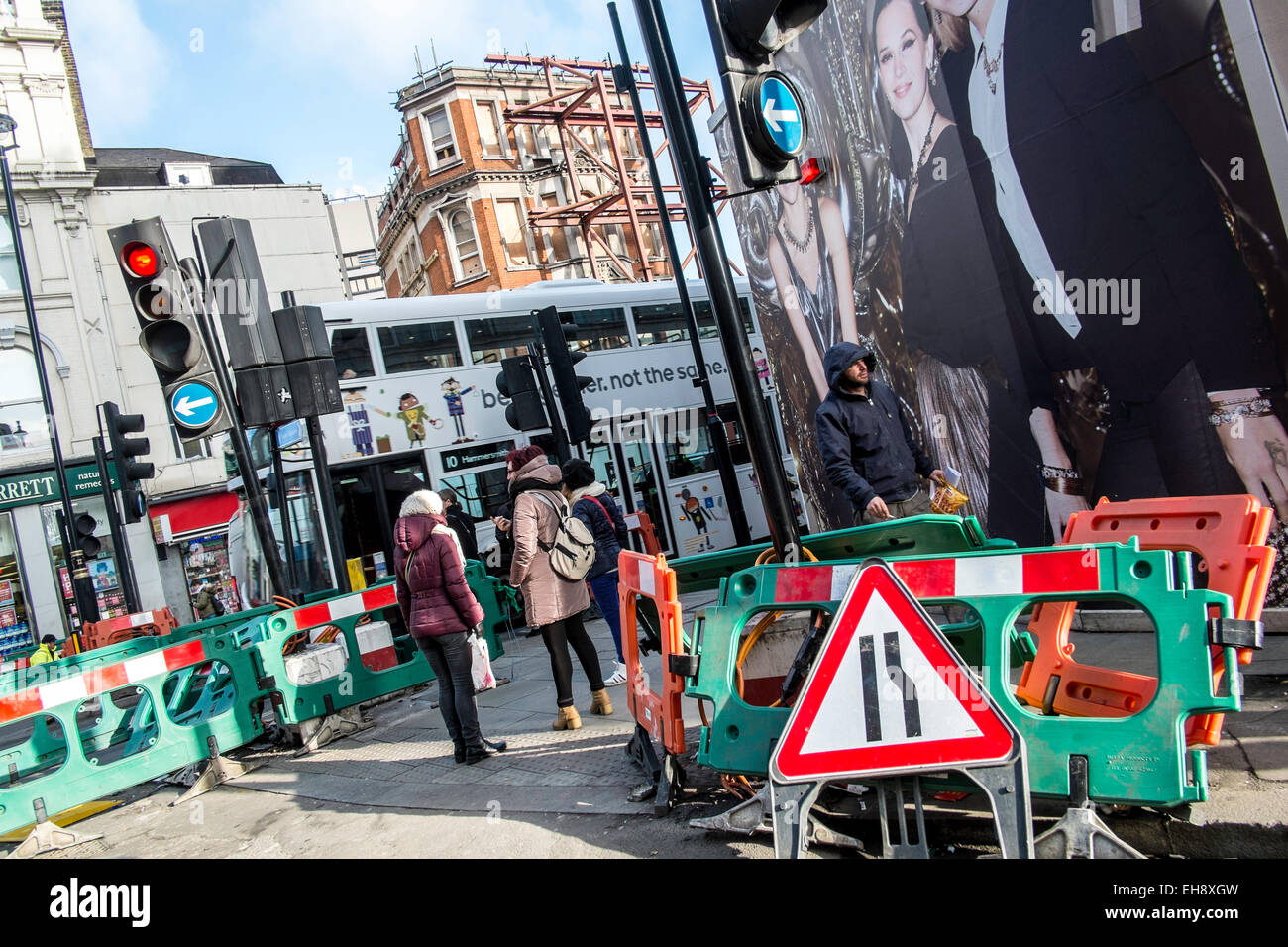 London UK Straßenbauarbeiten Straße Straße Störungen beschäftigt Stockfoto