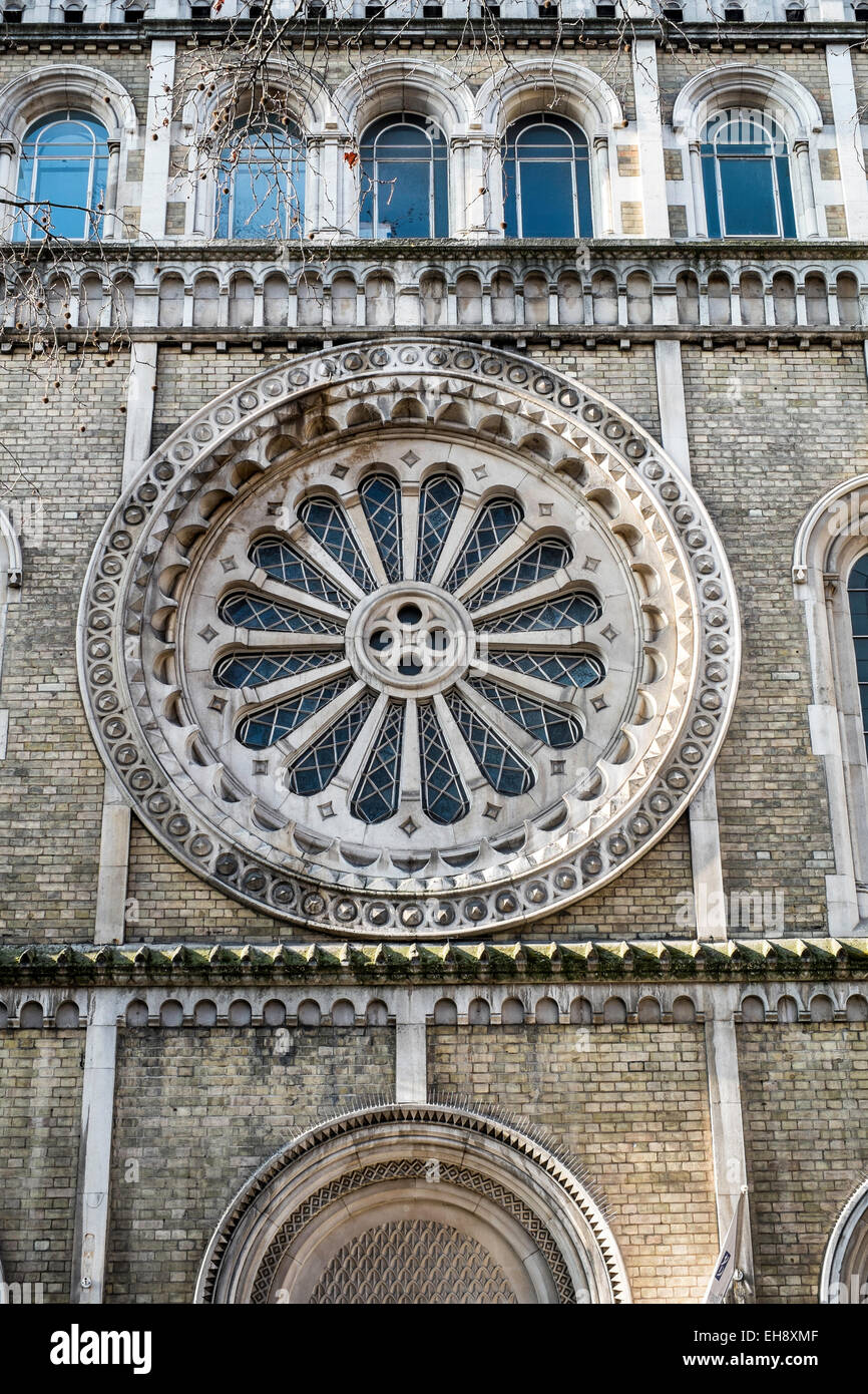 Shaftesbury Avenue Rose Kirchenfenster Stockfoto