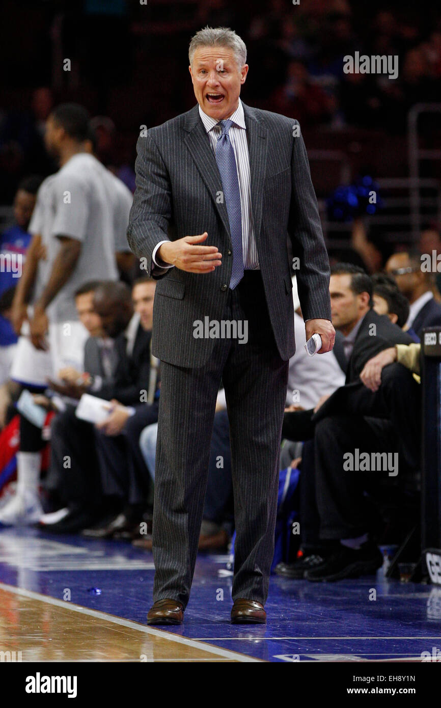 6. März 2015: Philadelphia 76ers Cheftrainer Brett Brown während der NBA-Spiel zwischen den Utah Jazz und die Philadelphia 76ers im Wells Fargo Center in Philadelphia, Pennsylvania reagiert. Die Utah Jazz gewann 89-83. Stockfoto