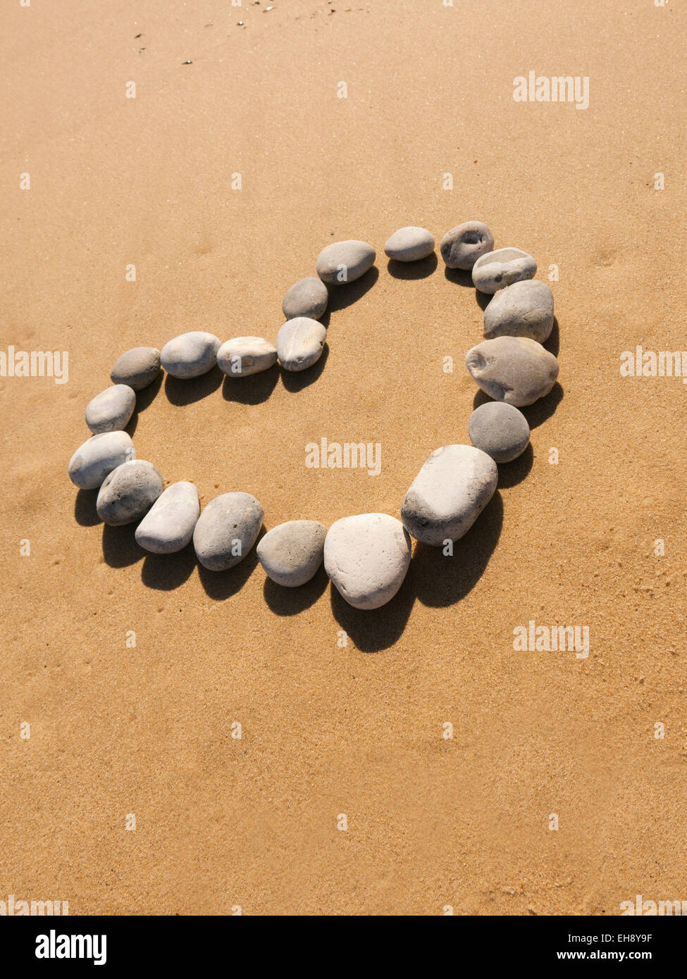 Herzform am Strand aus Kieselsteinen gemacht Stockfoto