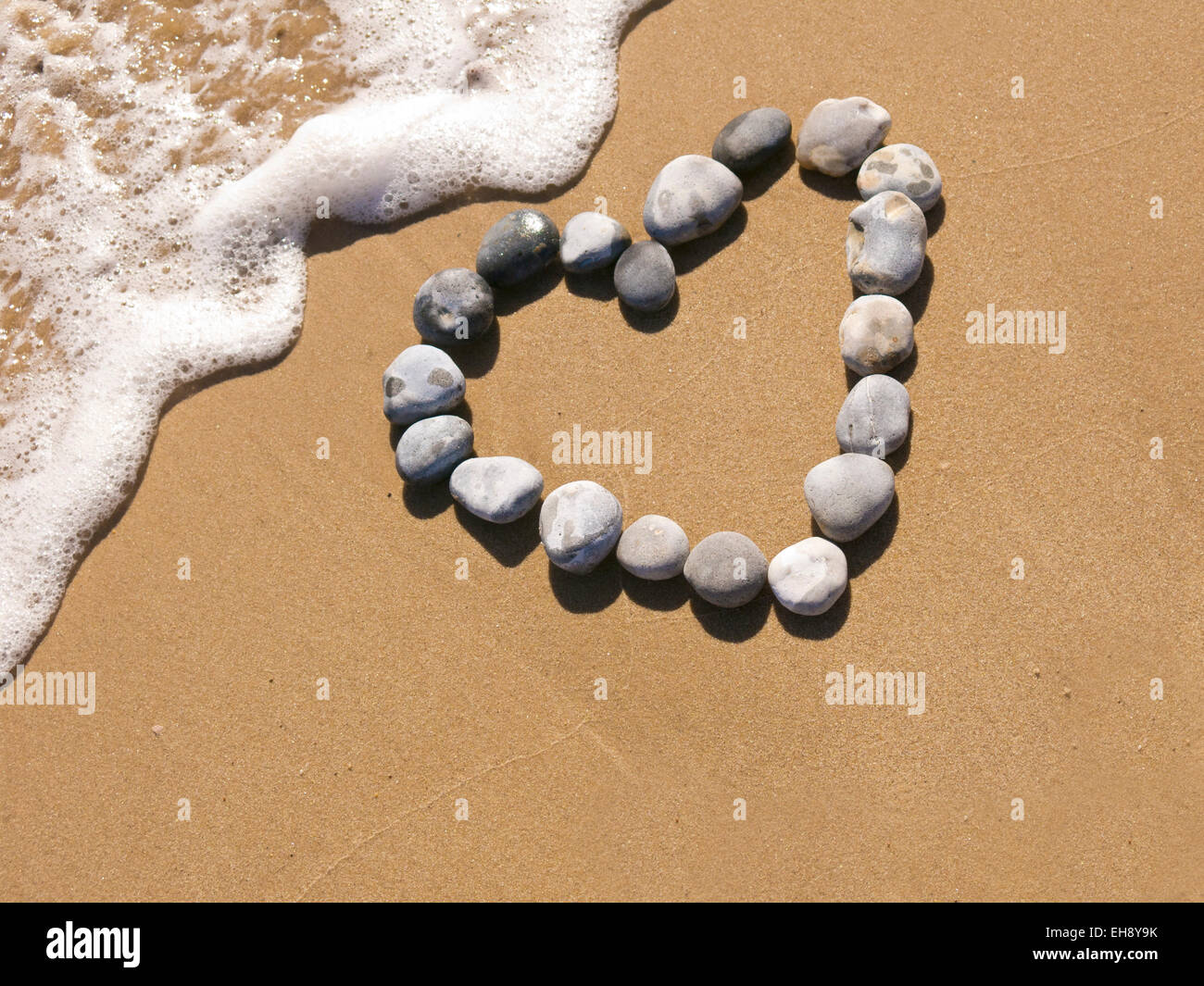 Herzform am Strand aus Kieselsteinen gemacht Stockfoto