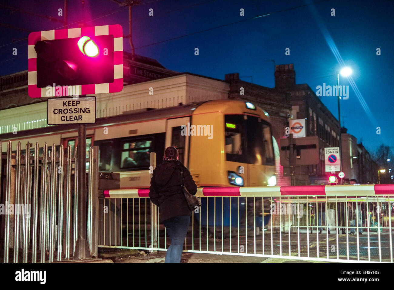 Bahnübergang, Acton Central, London, Vereinigtes Königreich Stockfoto