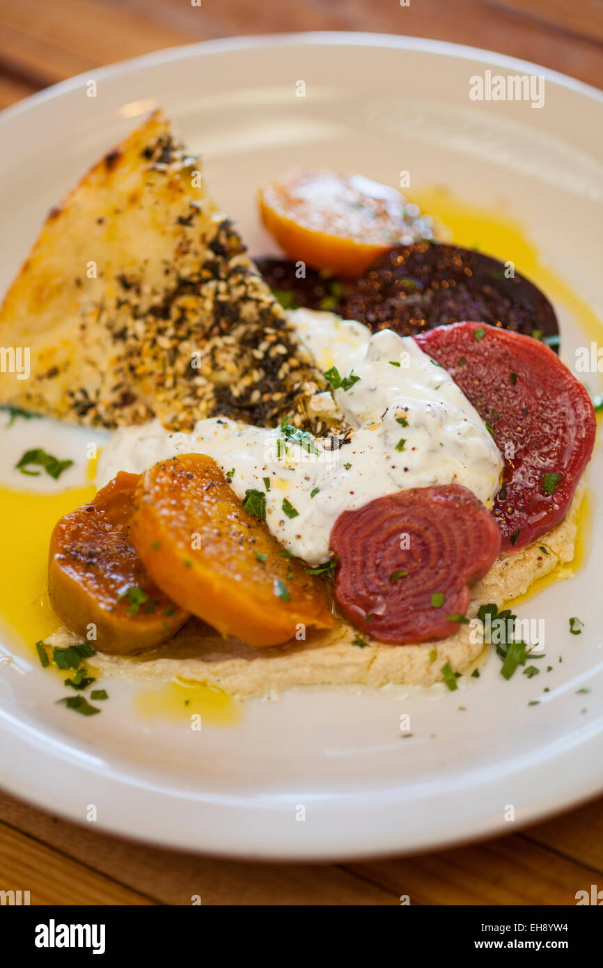 dreifarbige Erbstück Rüben Salat mit Zitrone-Tahini-Sauce auf za'atar Fladenbrot, industrielle isst, Buellton, Kalifornien Stockfoto