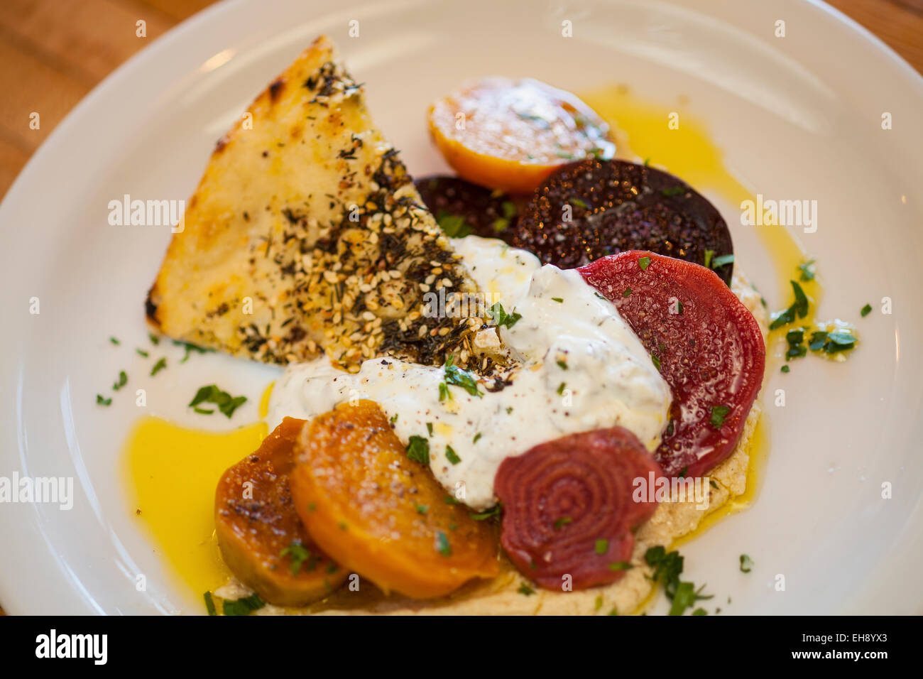dreifarbige Erbstück Rüben Salat mit Zitrone-Tahini-Sauce auf za'atar Fladenbrot, industrielle isst, Buellton, Kalifornien Stockfoto