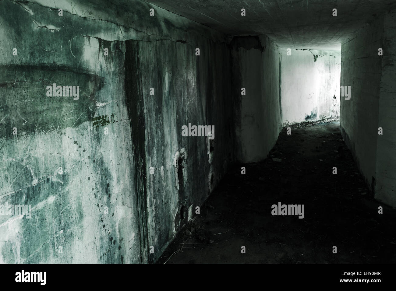 Leere verlassenen Bunker Interieur mit glühenden Ende des dunklen Korridor, grüne Tönung Foto-Filter-Effekt Stockfoto