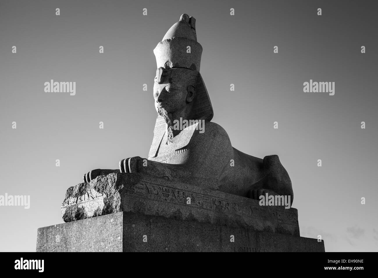 Granit-Sphinx. Schwarz / weiß Foto des alten Denkmals. Wahrzeichen des Neva Flusses Küste in St.Petersburg, Russland Stockfoto
