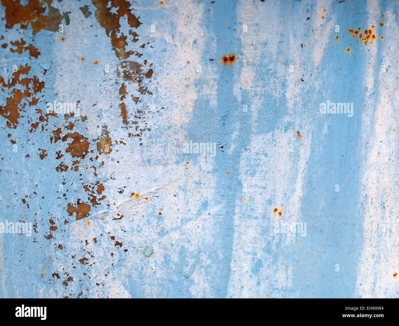 Alte blaue Grunge-Material. Abblätternde Farbe und Rostflecken. Geringe Schärfentiefe. Stockfoto