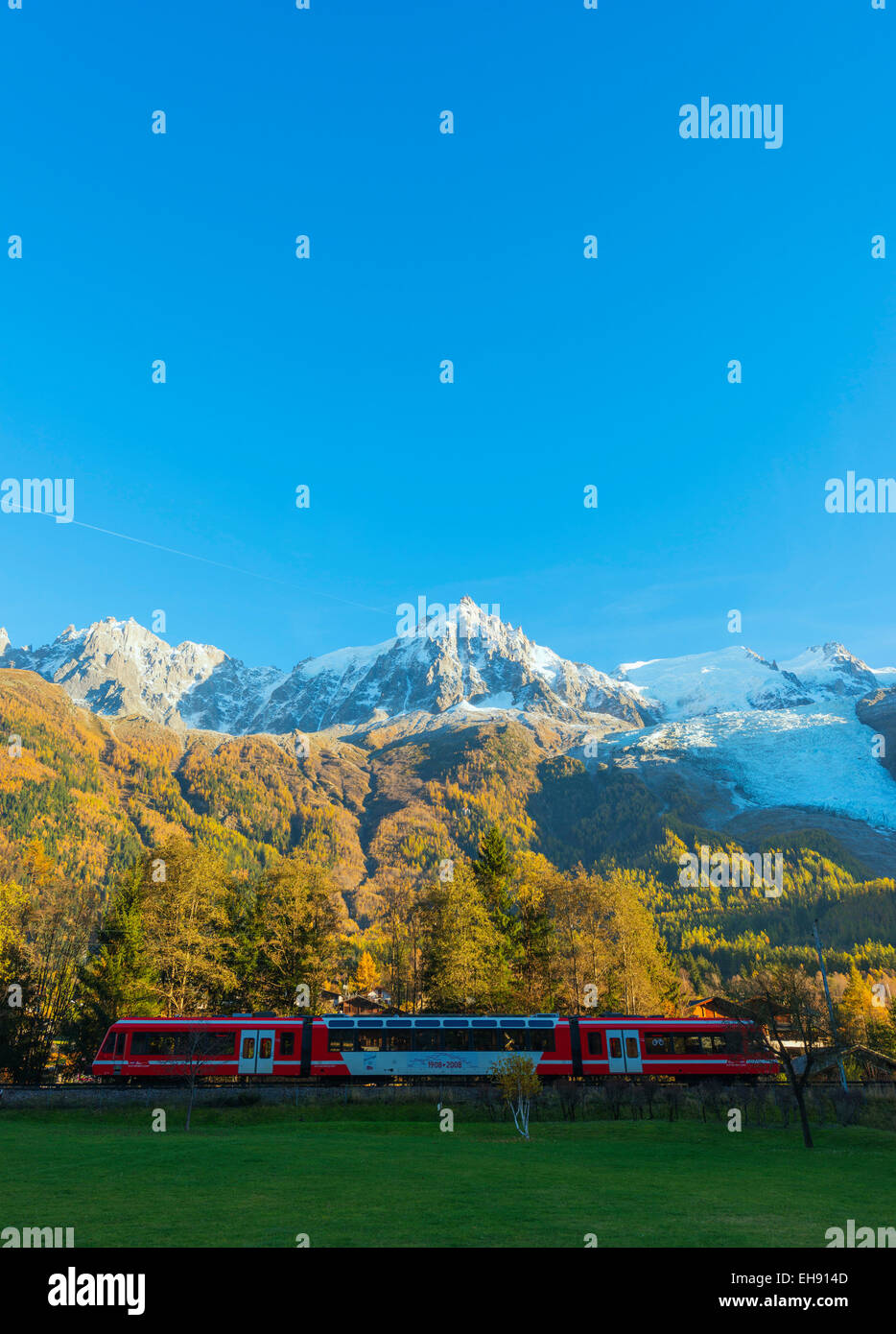 Europa, Frankreich, Haute Savoie, Rhone Alpes, das Tal von Chamonix, Mont Blanc 4810m, Chamonix Express Zug Stockfoto