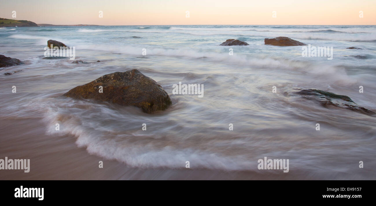 Grobe Wellen an der Küste am Jones Beach, Kiama, Australien Stockfoto