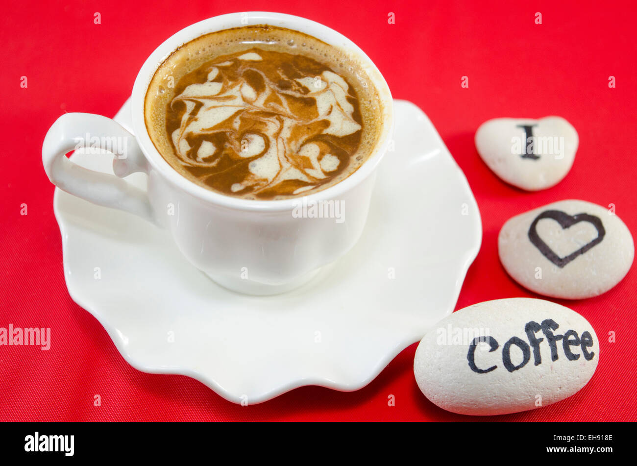 Weiße Tasse Kaffee mit dekorierten Schaum und Felsen sagen: "Ich liebe Kaffee" Stockfoto