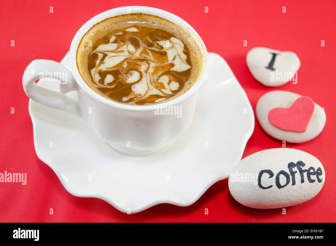 Weiße Tasse Kaffee mit dekorierten Schaum und Felsen sagen: "Ich liebe Kaffee" Stockfoto